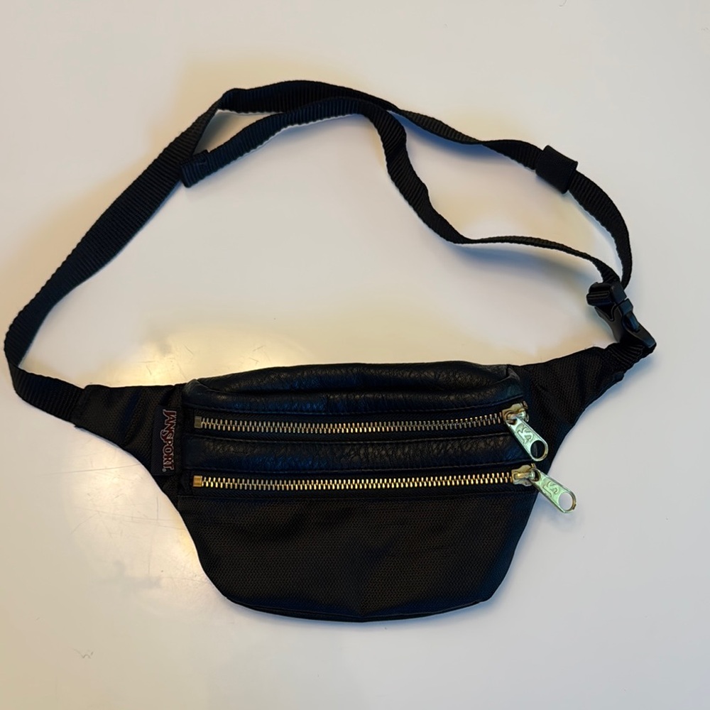 Jansport 🖤 Black Fanny pack with Gold Zippers